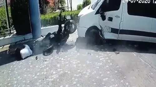 Manavgat'ta Feci Kaza: Tur Minibüsü ile Motosiklet Çarpıştı