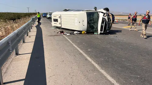 Devrilen Minibüste 1'i Ağır 5 Kişi Yaralandı