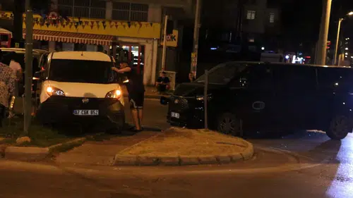 Antalya'da Hafif Ticari Araç ile Minibüs Çarpıştı: 3 Yaralı