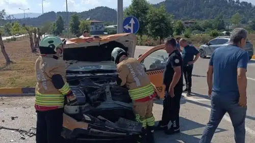 Yayladağı'nda İki Otomobil Çarpıştı: 6 Yaralı
