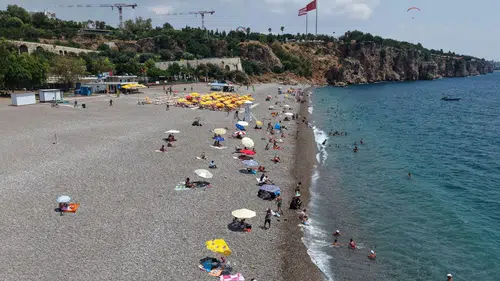 Antalya'da 44 Derecelik Sıcaklık 29'a Düştü: Sahiller Doldu