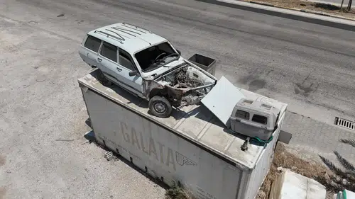 Hırsızlara Karşı Akılalmaz Önlem! Arabayı Konteynerin Üzerine Çıkardı