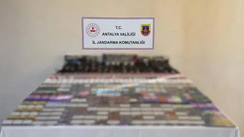 Kemer'de Kaçakçılık Darbesi: Binlerce Ürün Ele Geçirildi