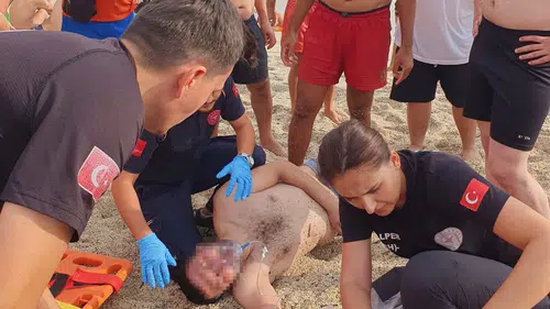 Alanya'da Dalgalara Kapılan Yüzücüyü Cankurtaran Kurtardı
