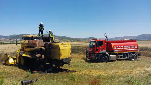 Seyir Halindeki Biçerdöver Alevlere Teslim Oldu, 1 Dönüm Anız Yandı