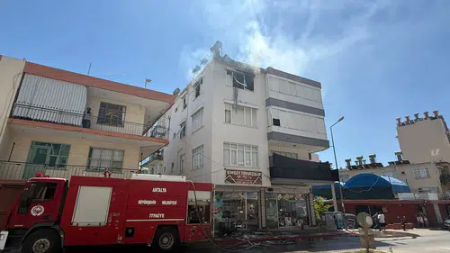 Serik'te Korkutan Daire Yangını: 2 Kişi Hastaneye Kaldırıldı