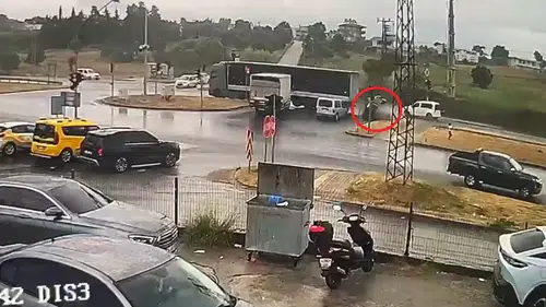 Manavgat'ta Tır Dehşeti: Takla Atan Araçta 3 Yaralı!