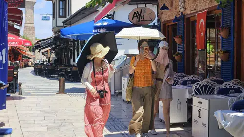 Antalya'nın Kavurucu Sıcağında Uzak Doğulu Turistlerden "Tam Koruma" Önlemi