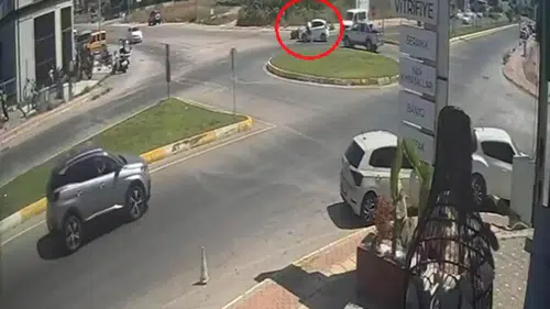 Kazadan Kurtuldu, Sinir Krizi Geçirip Otomobilin Camını Yumrukladı!