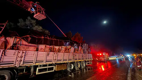 Seyir Halindeki Tır Alevlere Teslim Oldu! Karayolu Trafiğe Kapatıldı