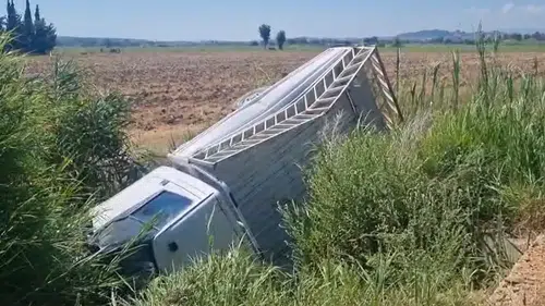Manavgat'ta Kanala Çakılan Araçtan Son Anda Kurtuldular