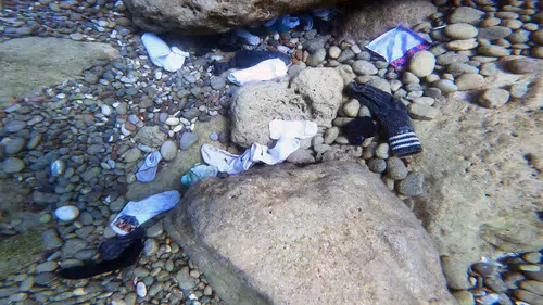 Deniz Dibinde Şoke Eden "Çöp Oyunu"! Pet Şişeleri Taşla Doldurup Denize Atıyorlar