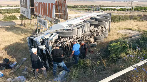 Burdur'da Tanker Şarampole Devrildi! Sürücü Kabinde Sıkıştı