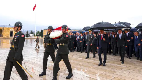 Özgür Özel Liderliğinde YENİ Parti kurucular Kurulu Anıtkabir'i Ziyaret Etti