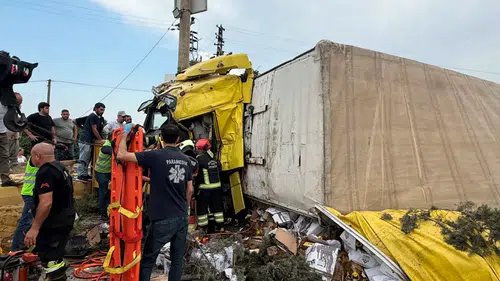 Mersin'de Tır Faciası: 16 Yaşındaki Çocuk Can Verdi