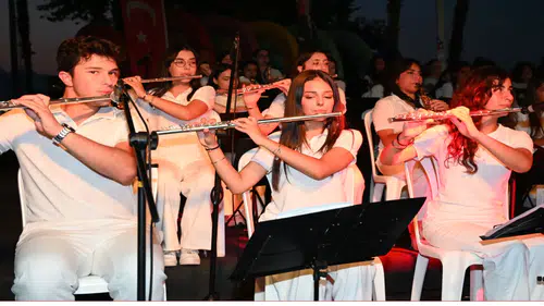 Kemer'de Sokak Hayvanları Yararına Konser: Gençler Sahnede Devleşti