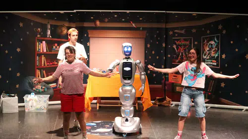Tiyatroda Yapay Zeka Devrimi: İnsansı Robot 'Ada 7' Başrolü Kaptı!