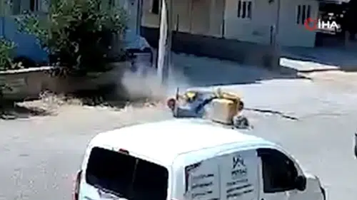 Antalya'da Sıcak Hava Kazaya Neden Oldu! Postacı Direğe Çarptı
