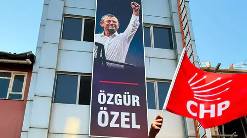 Özgür Özel’e İlk Bina Antalya’da: CHP’de Karşı Karşıya Siyaset Dönemi