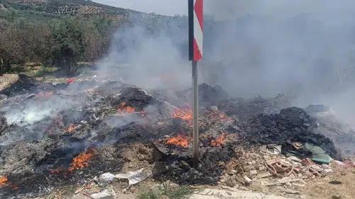 Hatay'ın Altınözü İlçesinde Çöplük Yangını Büyümeden Söndürüldü