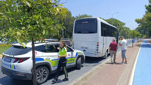 Manavgat’ta Motosiklet ve Otel Servisi Çarpıştı: 1 Yaralı