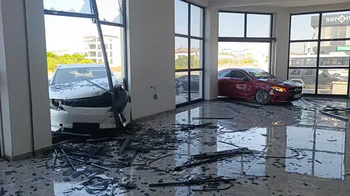 Manavgat'ta Otomobiller İş Yerine Daldı: Facia Son Anda Önlenendi