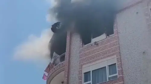 Kepez'de Apartman Yangını Paniği! Terasta Mahsur Kaldılar