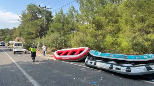 Manavgat'ta Römork Üzerindeki Botlar Devrildi: 3 Yaralı