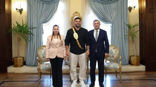 Altın Kemeri Antalya'ya Getiren Başpehlivan Erkan Taş'tan Vali Şahin'e Ziyaret