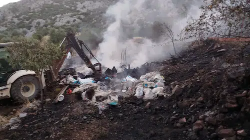 Döşemealtı'nda Korkutan Orman Yangını! Alevler Evlere Kadar Ulaştı