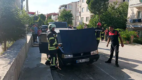 Sokak Ortasında Dehşet: Park Halindeki Otomobil Aniden Alev Aldı!