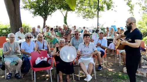 Yaşlı Evinde Türkü Rüzgarı: Türkülerle Sosyalleşiyorlar