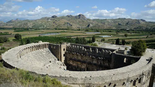 Aspendos'ta 2 Bin Yıllık Tiyatro Caddesi Keşfedildi