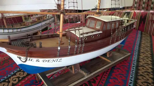 Gemlik'in Tarihi Gemi Modellerine Emekli Eğitmen Dokunuşu
