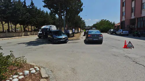 Isparta'da Kavşakta Feci Kaza! Çarpışan Otomobil Refüje Savruldu