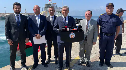 Antalya Valisi Şahin'den Denizlerdeki Kirlilikle Mücadele Açıklaması