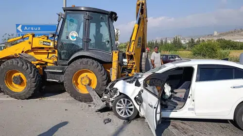 Arsuz'da Belediye Kepçesiyle Çarpışan Otomobil Hurdaya Döndü: 2 Yaralı