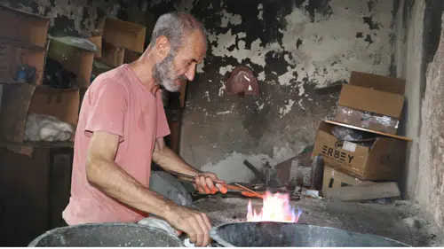 Adana'da 4. Kuşak Kalaycı Şiirleriyle Bakır Kaplara Can Veriyor