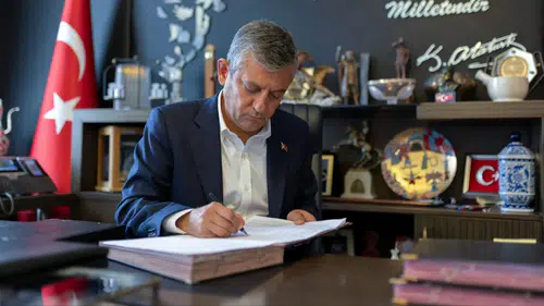 Özgür Özel'den CHP'lilere Açık Çağrı: "Darbecilerden Kurtulun, Yeni Parti'ye Gelin"