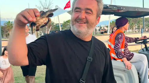 Hatay’da Yürek Isıtan Kurtarma! İpe Dolanan Kaplumbağayı Kurtardı