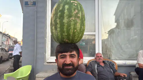 Kafasında Dev Karpuzla Bisiklet Sürüp Halay Çekiyor