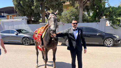 Damat Ata Bindi, Trafik Engel Oldu! Gelin Arabası Devreye Girdi