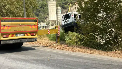Kontrolden Çıkan Otomobil Şarampole Uçtu: 3 Kişi Yaralandı!