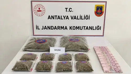 Döşemealtı'nda Zehir Operasyonu! 5,6 Kilo Skunk ve 120 Bin TL Ele Geçirildi