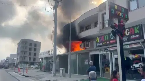 Hatay Arsuz'da Mobilya Mağazasında Çıkan Yangında 3 Kişi Kurtarıldı