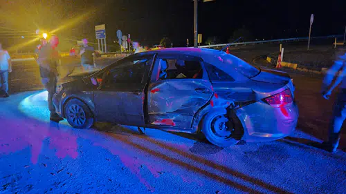 Yalvaç'ta Kavşakta İki Otomobil Çarpıştı: 4 Yaralı