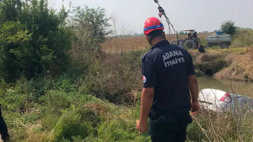 Ceyhan'da Filmleri Aratmayan Kaza: Dereye Düşen Araçtan Yüzerek Çıktı