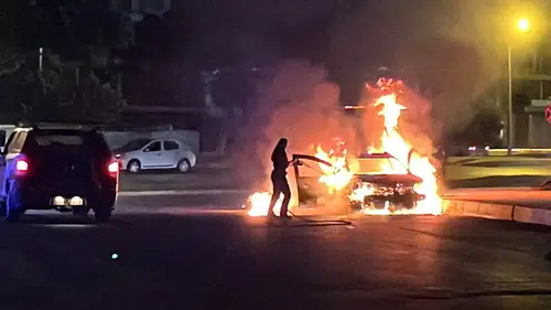 Kepez'de Otomobil Alev Topuna Döndü: Kadın İtfaiyeciden Jet Müdahale