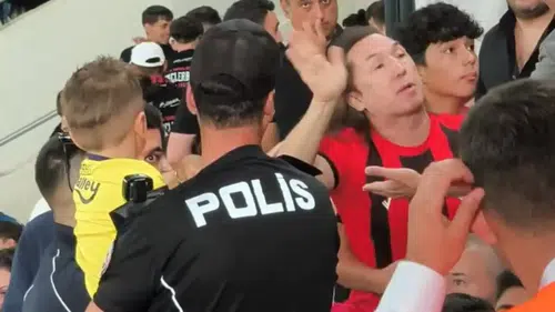 Tribünde Minik Taraftara Skandal Müdahale! Zorla Formasını Çıkardılar