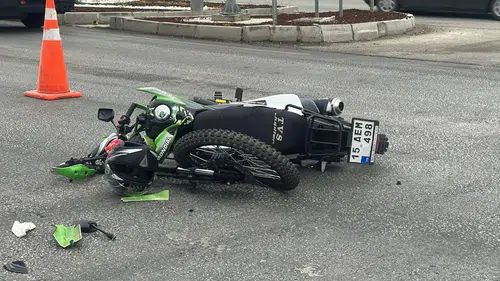Burdur'da Otomobille Çarpışan Motosiklet Sürücüsü Yaşam Mücadelesi Veriyor
